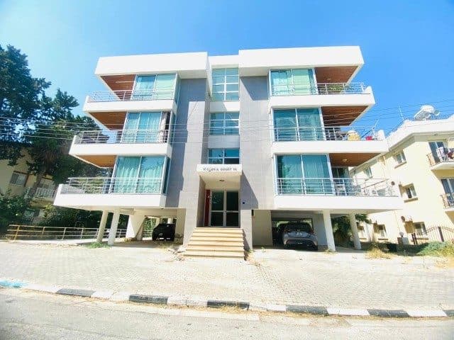 Cam balkonlu cephe ve giriş önündeki araç park alanı