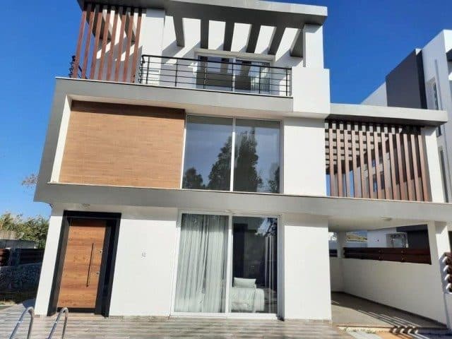 Beyaz cephede ahşap paneller ve üst katta cam korkuluklu balkon
