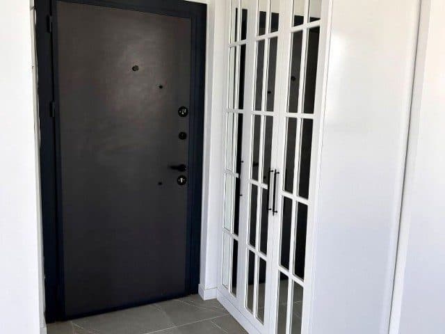 Koyu renk giriş kapısı ve beyaz cam bölmeli dolap