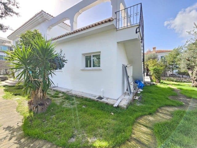 Beyaz cephe, üst balkon ve çim bahçe