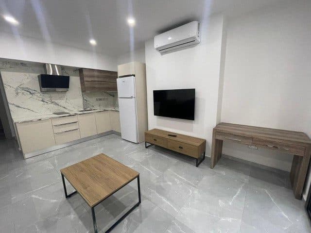 TV ünitesi, ahşap çalışma masası ve ankastre mutfak