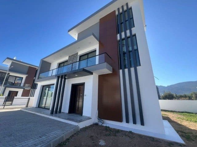 Koyu dikey cephe detayları ve cam korkuluklu balkon