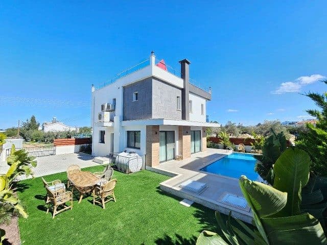 Çim bahçe, mavi havuz ve çatı teraslı villa