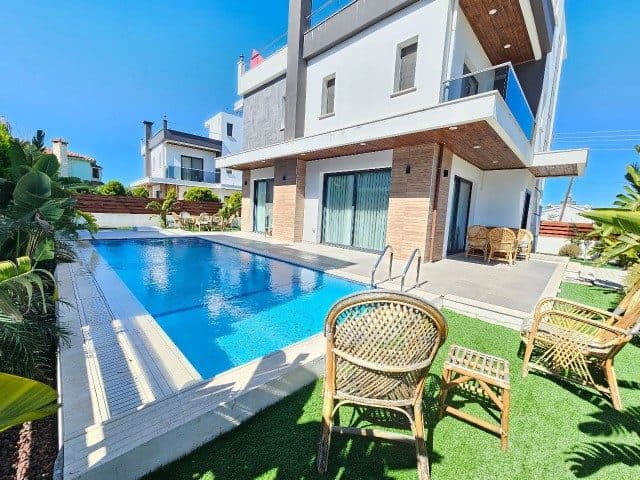 Havuz kenarında ahşap sandalyeler ve balkon altı oturma alanı