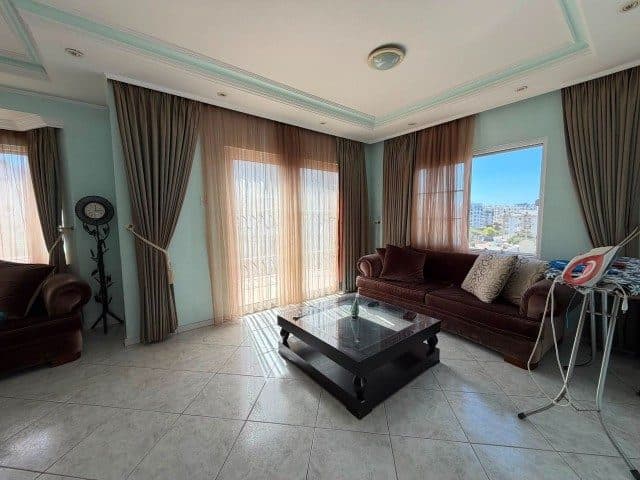 Pencere önündeki kahverengi koltuklardan şehir manzarası