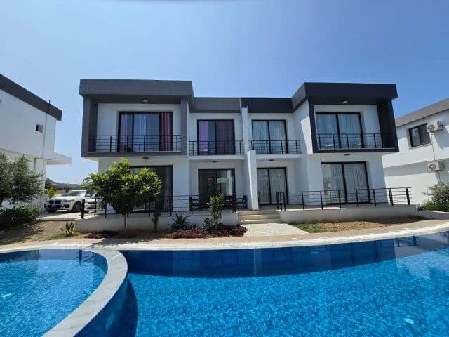 Modern çizgili cephe, önünde havuz ve küçük bahçe