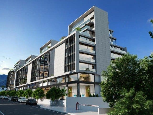Modern cepheli apartman bloğu ve sokak üzerindeki araçlar