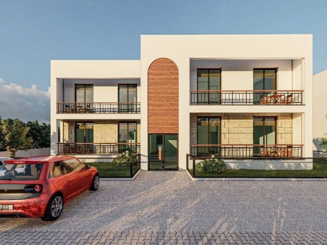 Açık renkli cephe, ahşap görünümlü panel ve balkon korkulukları