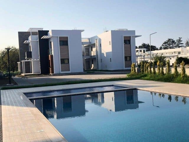 Modern cephe, önünde geniş ve dikdörtgen havuz