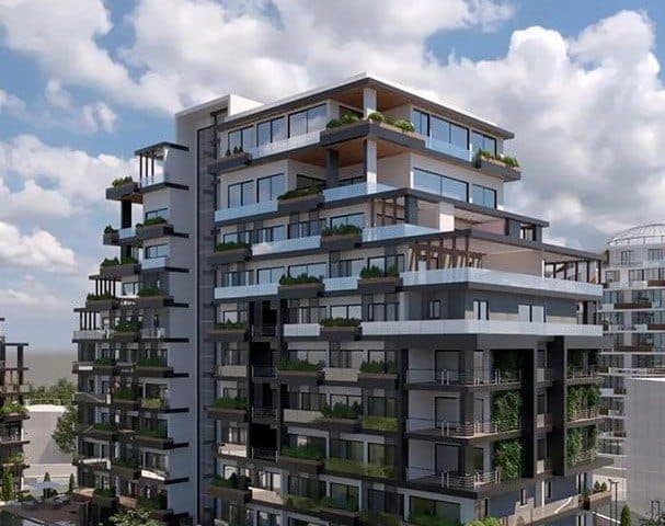 Katlı yapıda cam korkuluklu balkonlar ve geniş pencereler
