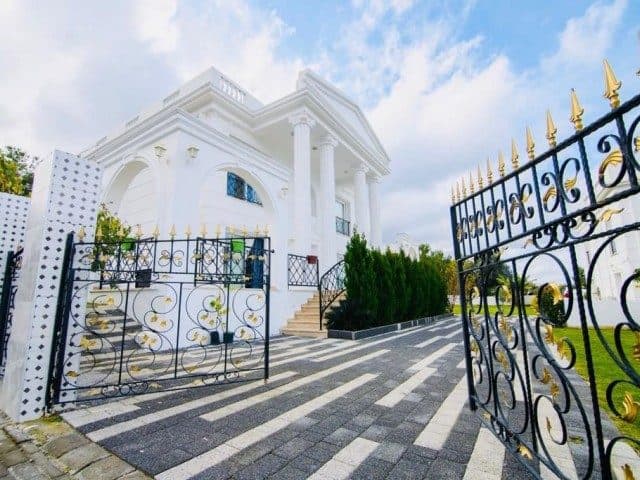 Beyaz cephe, kemerli giriş ve desenli kapılar