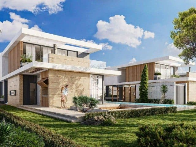 Modern cephe, üst balkon ve çimlerle çevrili havuz