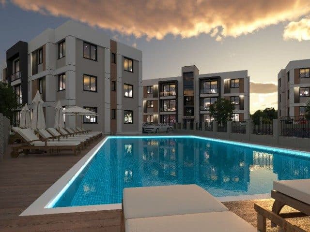 Ön plandaki havuz, ahşap deck ve çevredeki apartmanlar