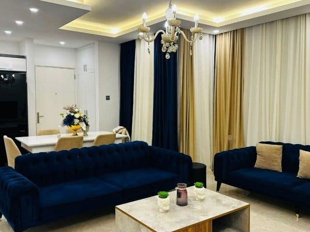 Lacivert koltuklar, mermer sehpa ve yemek masası
