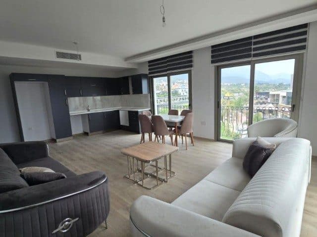 Açık mutfak, iki renkli koltuklar ve balkon manzarası