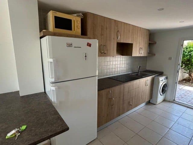 Ahşap dolaplar, buzdolabı, mikrodalga ve tezgâh üstü ocak