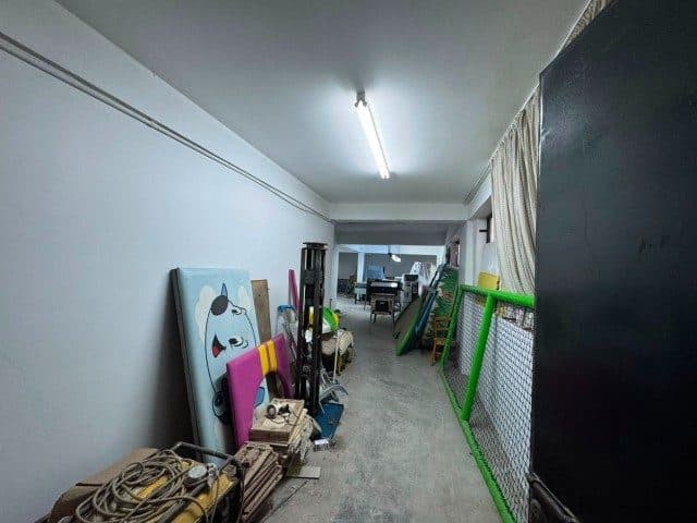 Dar depolama alanında panolar ve yeşil çerçeveli malzemeler