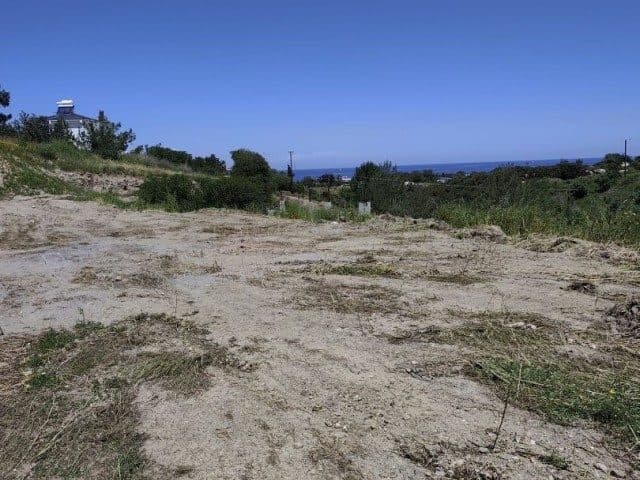 Düzleştirilmiş arazi ve uzakta deniz görünümü