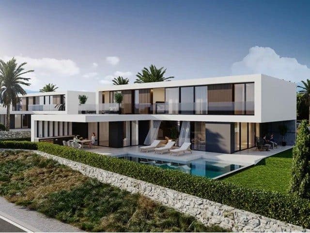 Cam cepheli modern villa, teras ve havuzla çevrili.