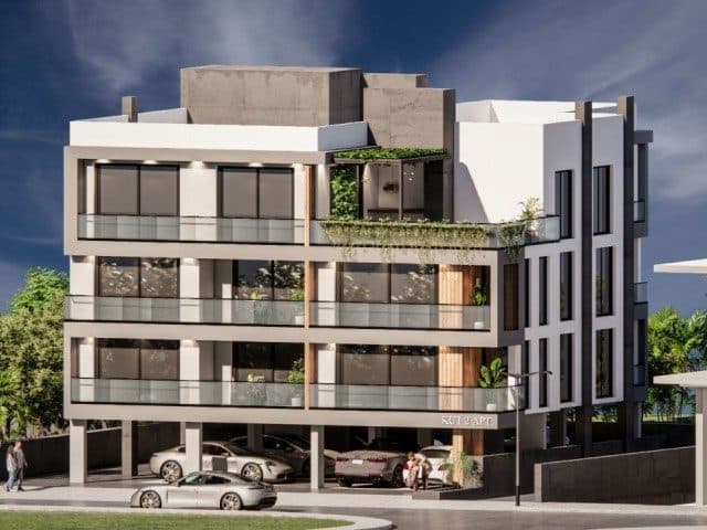 Cam balkonlu apartman cephesi ve zemin kattaki park alanı