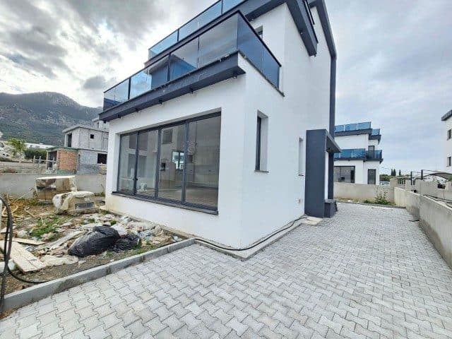 Cam korkuluklu balkon ve taş döşeli araç yolu