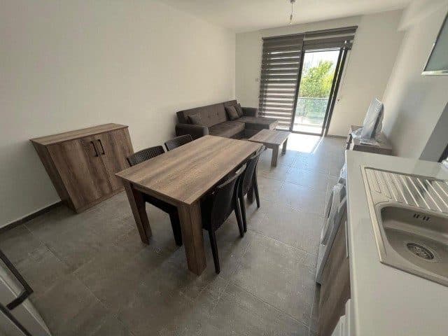 Yemek masası, oturma alanı ve balkon kapısı