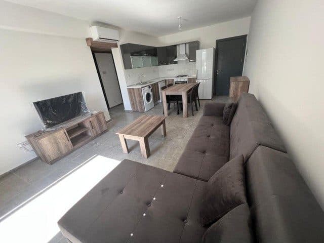 TV ünitesi, klima ve çamaşır makinesi aynı kadrajda
