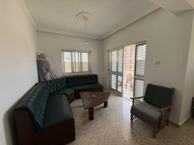 Köşe koltuk ve tekli koltuk balkon kapısının yanında