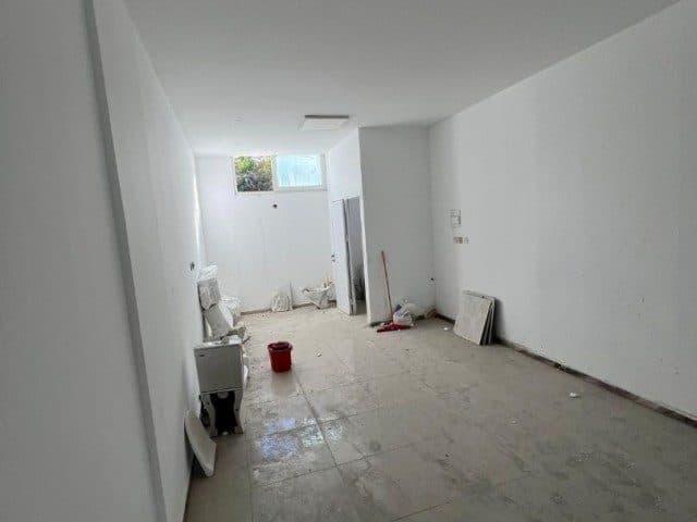 Pencereli arka bölümde kova ve inşaat malzemeleri bulunuyor