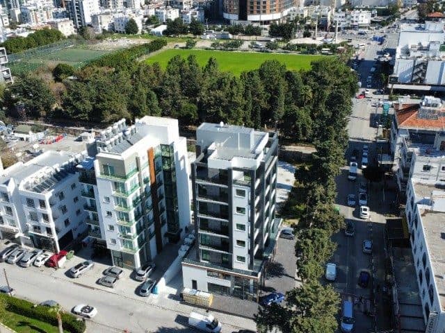 Apartman blokları, çevre yolları ve yoğun şehir görünümü