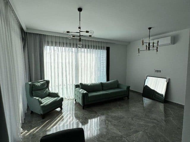 Yeşil koltuklar, tavandan yere perdeler ve duvar tipi klima