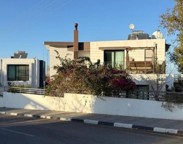 Açık renk cephe, balkon ve çiçekli bahçe
