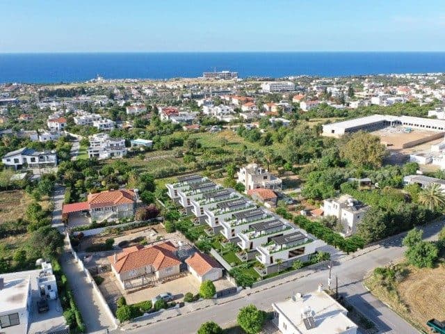 Yerleşim alanı ve deniz, yüksek açıdan görünüyor