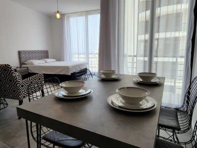 Yatak ve yemek masası, balkon kapısına dönük