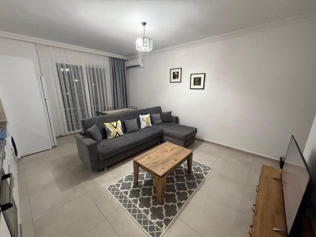 Gri köşe koltuk ve sürgülü cam kapı