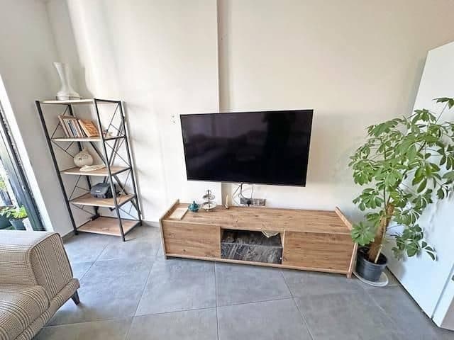 Duvara monte TV, ahşap ünite ve metal kitaplık
