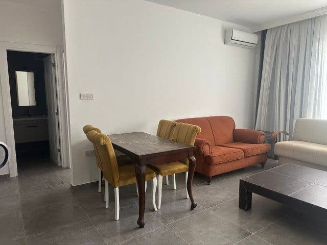 Yemek masası ve iki koltuğun yanında duvar tipi klima