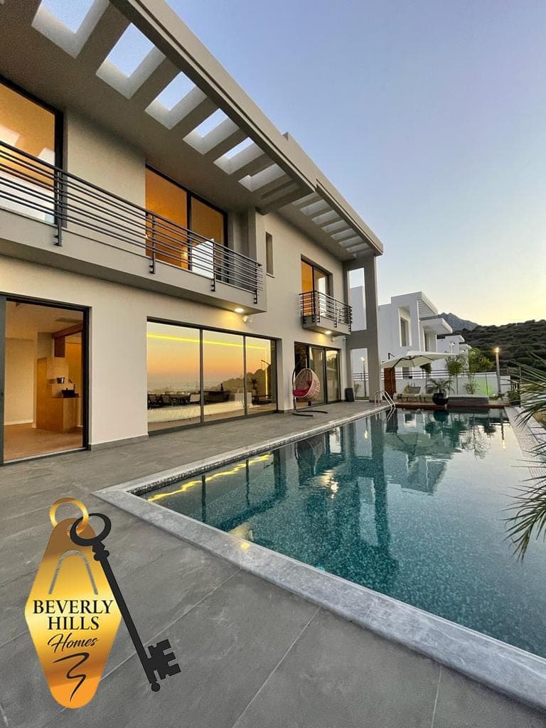 Modern villa, özel havuz ve deniz manzaralı geniş cam cephe