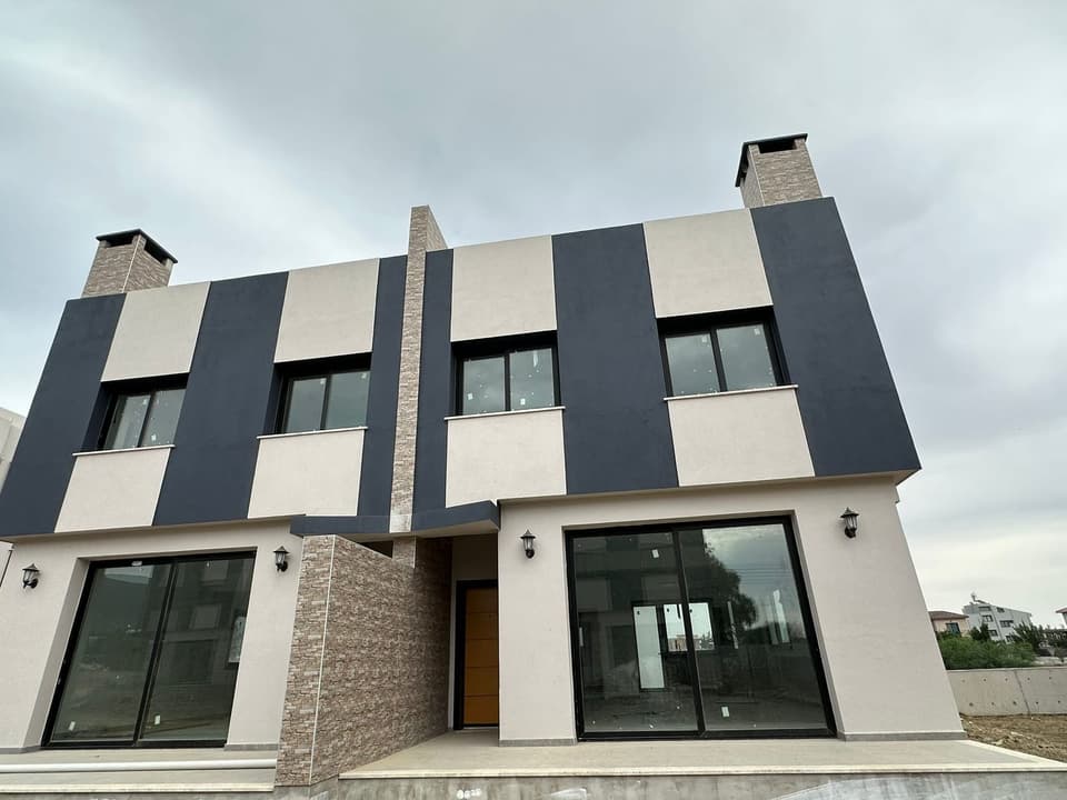 Gri ve beyaz renkli, iki katlı modern villa dış cephesi