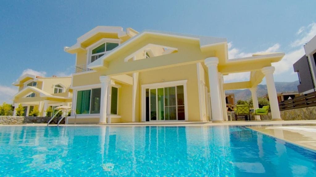 Müstakil villa, özel havuz ve dağ manzarası