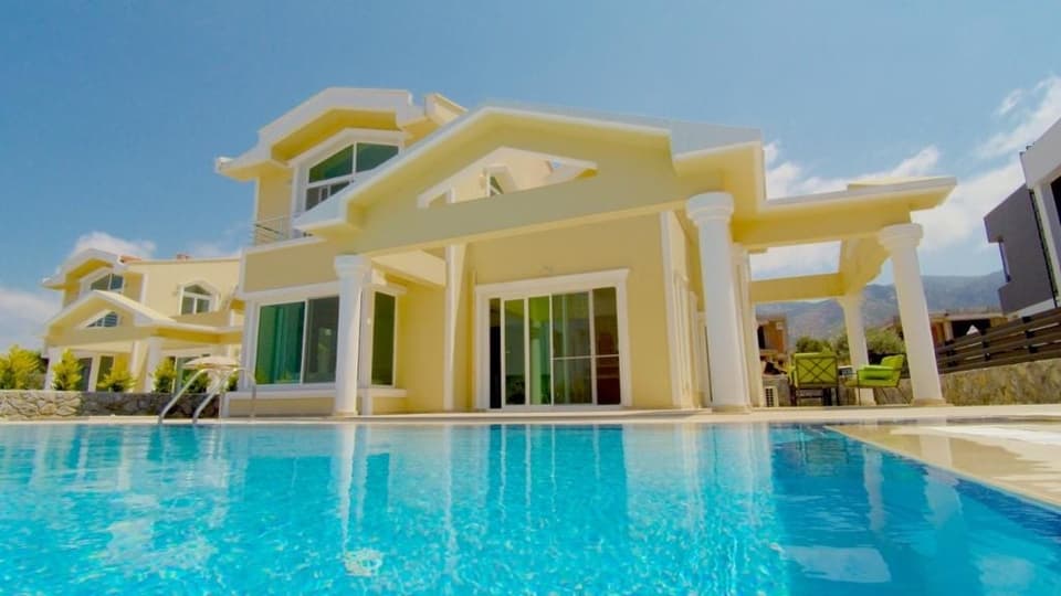 Müstakil villa, özel havuz ve dağ manzarası