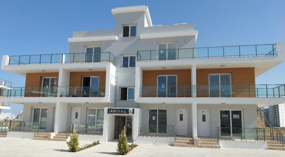 Modern tasarımlı, çok katlı apartman binasının dış cephesi ve balkonları.