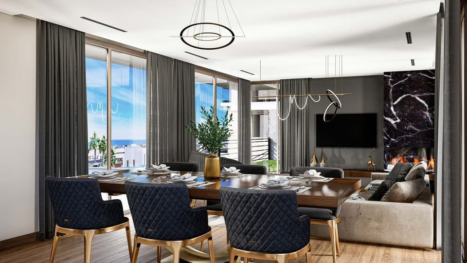Deniz manzaralı geniş yemek alanı ve modern avizeler