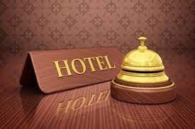 Ahşap zemin üzerinde otel tabelası ve resepsiyon zili