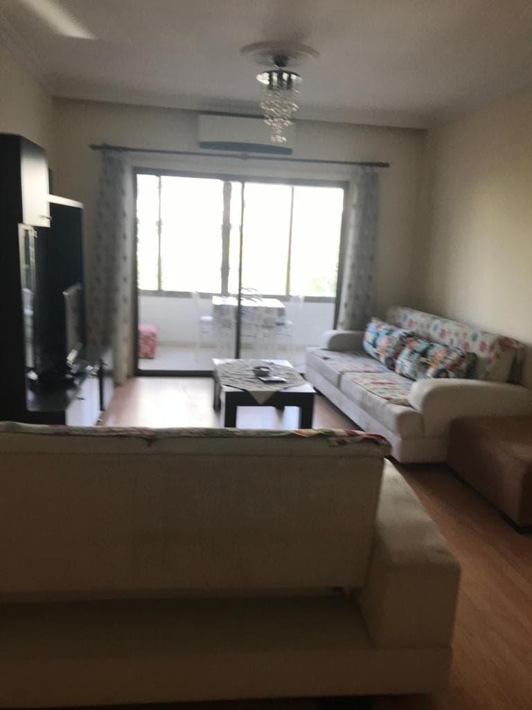 Salon, balkon kapısı ve klimalı oturma alanı