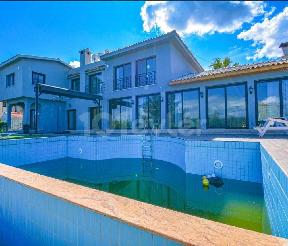 Detached villa with a spacious garden and private swimming pool