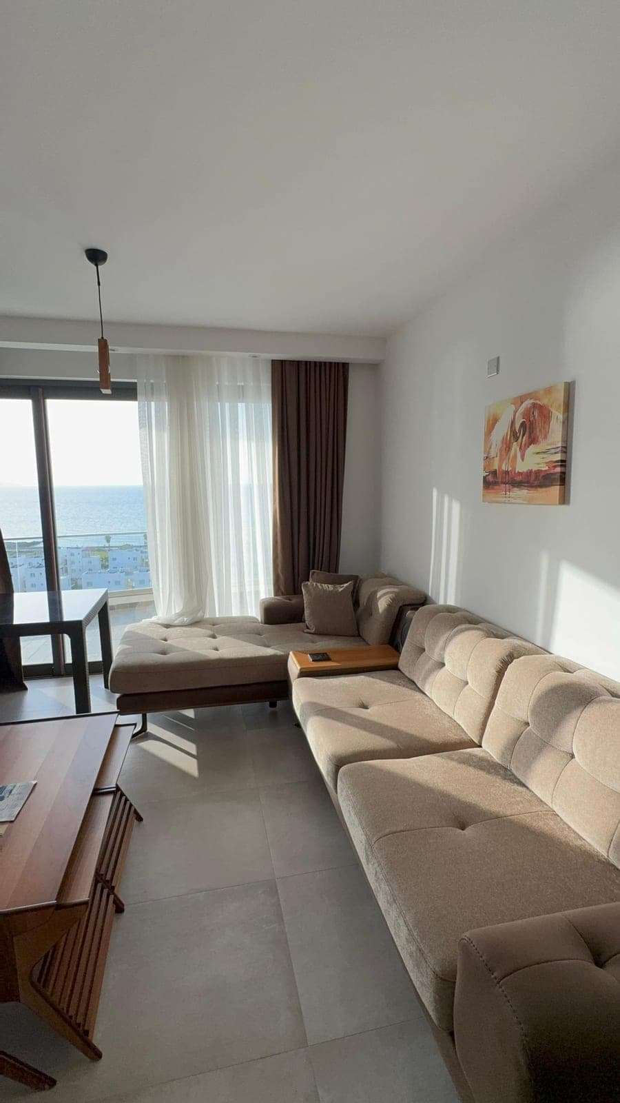 Deniz manzaralı geniş salon ve yemek alanı