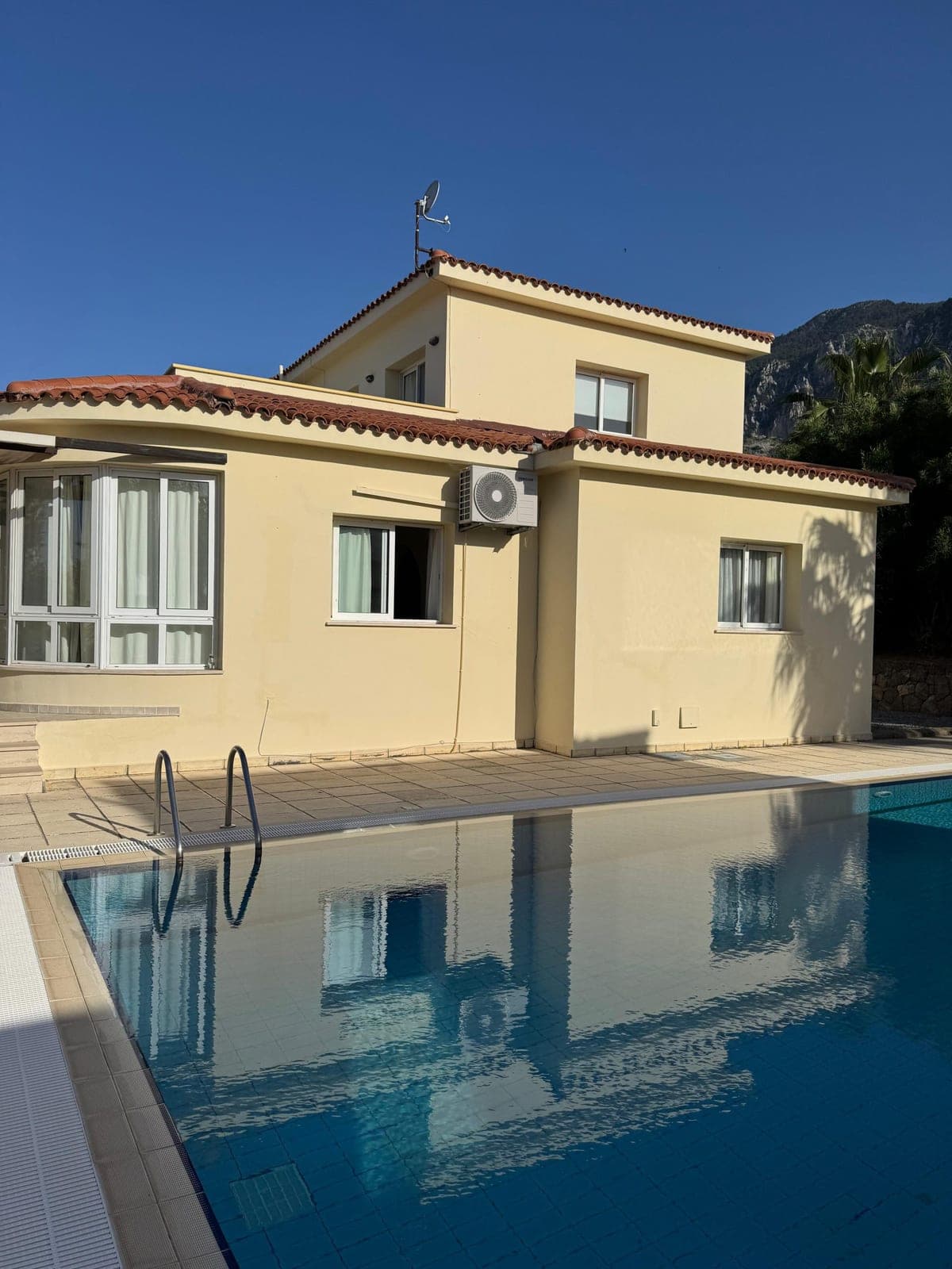 Exterior of a detached house with pool and mountain view