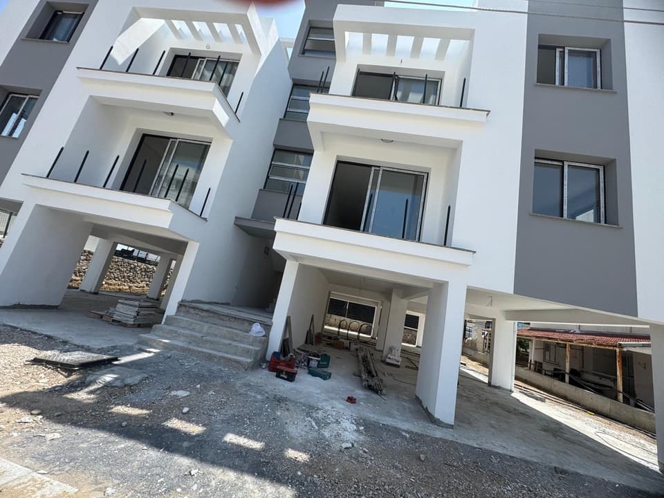 Yeni binanın yan cephesi ve zemin kat otopark alanı