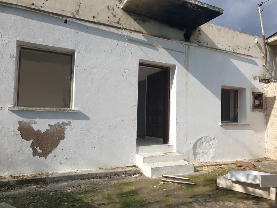 Beyaz sıvalı, tadilat gerektiren müstakil evin dış cephesi